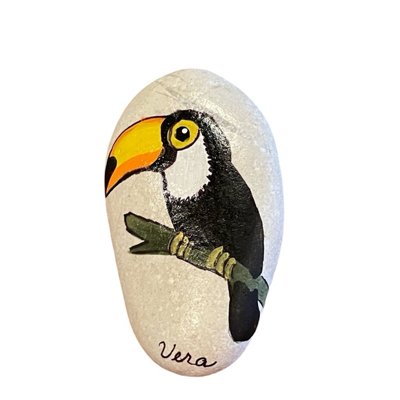 Hand crafted painted toucan bird rock natural white background black yellow - Picture 4 of 8